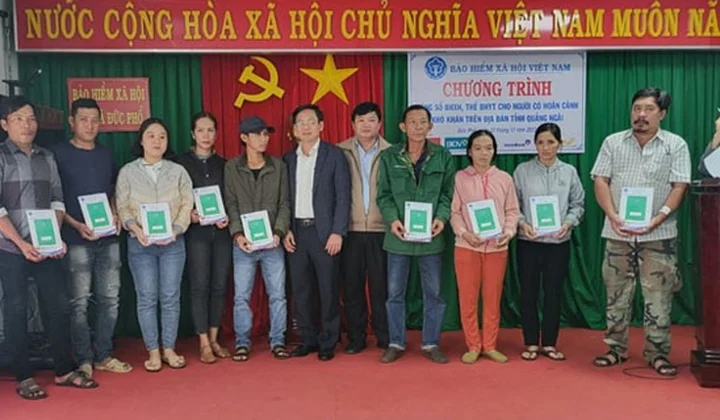 Vietcombank Quảng Ngãi trao tặng 150 sổ BHXH và 200 thẻ BHYT cho người dân có hoàn cảnh khó khăn