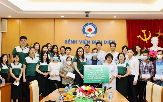 Vietcombank Sở giao dịch tặng quà các bệnh nhân đang điều trị tại Bệnh viện Bưu điện, Hà Nội