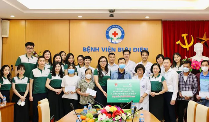 Vietcombank Sở giao dịch tặng quà các bệnh nhân đang điều trị tại Bệnh viện Bưu điện, Hà Nội