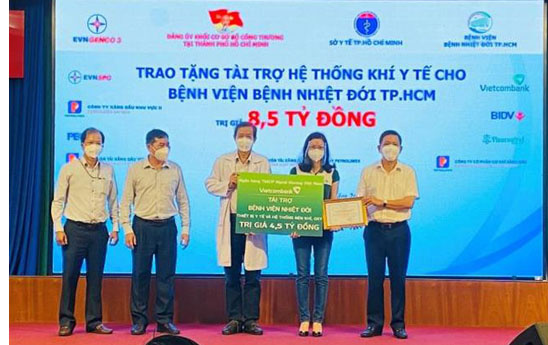 Vietcombank TP. Hồ Chí Minh đóng góp 4,5 tỷ đồng trang thiết bị y tế cho Bệnh viện Nhiệt đới thành phố