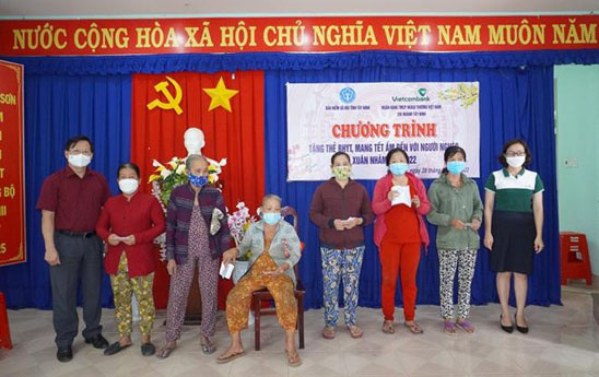 Vietcombank Tây Ninh trao 300 thẻ bảo hiểm y tế cho người nghèo