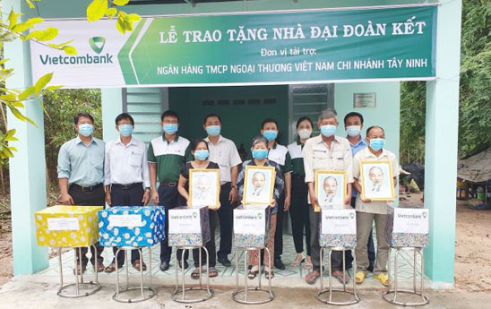 Vietcombank Tây Ninh trao tặng 4 căn nhà Đại đoàn kết tại huyện Châu Thành