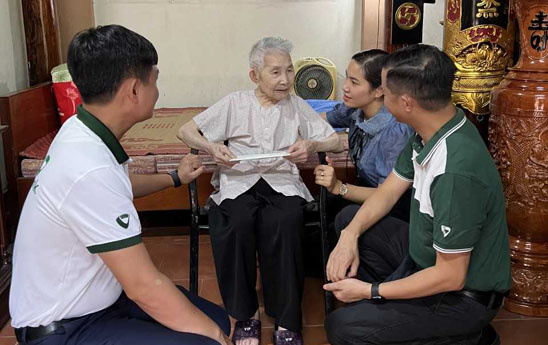 Vietcombank Thăng Long thăm Mẹ Việt Nam anh hùng Nguyễn Thị Thi