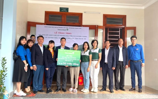 Vietcombank Thanh Xuân trao tặng nhà tình nghĩa tại xã Quỳnh Hậu, huyện Quỳnh Lưu, tỉnh Nghệ An