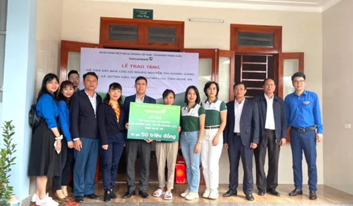 Vietcombank Thanh Xuân trao tặng nhà tình nghĩa tại xã Quỳnh Hậu, huyện Quỳnh Lưu, tỉnh Nghệ An