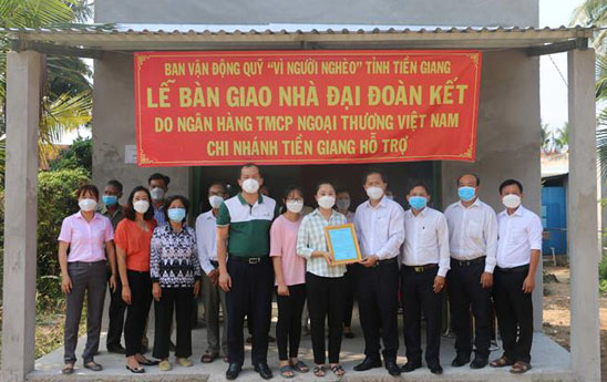 Vietcombank Tiền Giang trao tặng 20 căn nhà Đại đoàn kết