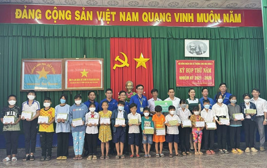 Vietcombank Trà Vinh trao học bổng và tặng xe đạp cho học sinh nghèo