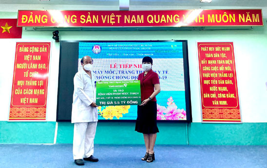Vietcombank trao 5,5 tỷ đồng hỗ trợ Bệnh viện Phạm Ngọc Thạch phòng, chống dịch Covid-19