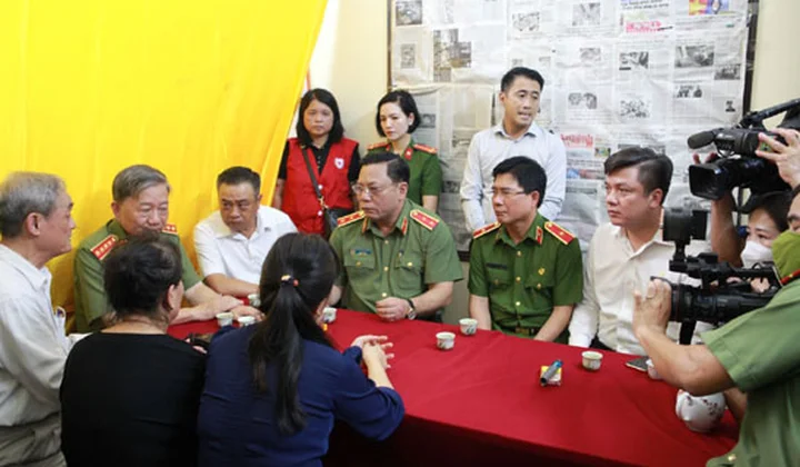 Vietcombank hỗ trợ, động viên gia đình 3 chiến sỹ PCCC&CNCH hy sinh khi làm nhiệm vụ
