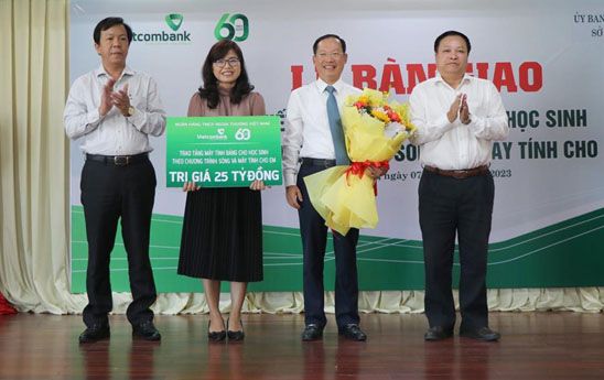 Vietcombank tài trợ 25 tỷ đồng trong chương trình “sóng và máy tính cho em” trên địa bàn tỉnh kon tum