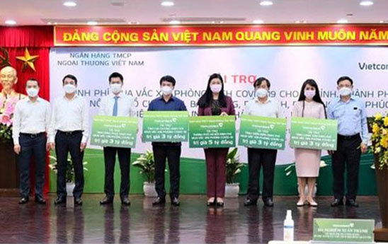 Vietcombank tài trợ 40 tỷ đồng trong đợt cao điểm quyên góp ủng hộ phòng, chống dịch Covid-19