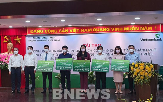 Vietcombank tài trợ kinh phí mua vaccine phòng dịch Covid-19 cho 10 tỉnh, thành phố