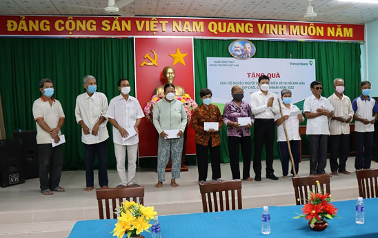 Vietcombank tặng quà các hộ gia đình người dân tộc Khmer