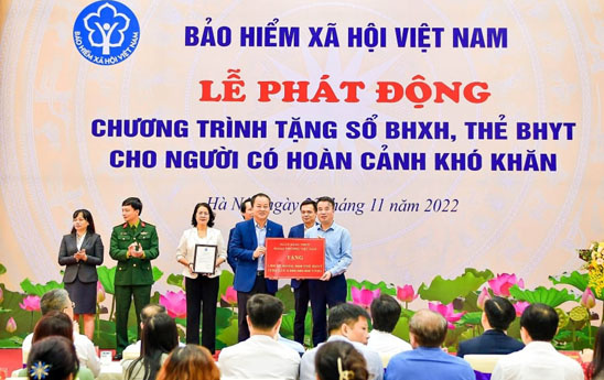 Vietcombank tặng sổ BHXH, thẻ BHYT trị giá 5 tỷ đồng cho người có hoàn cảnh khó khăn