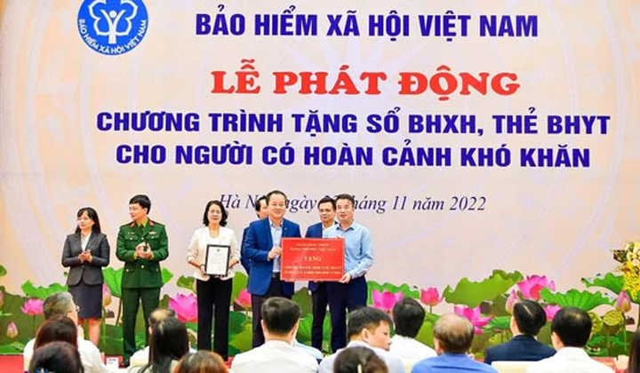 Vietcombank tặng sổ BHXH, thẻ BHYT trị giá 5 tỷ đồng cho người có hoàn cảnh khó khăn