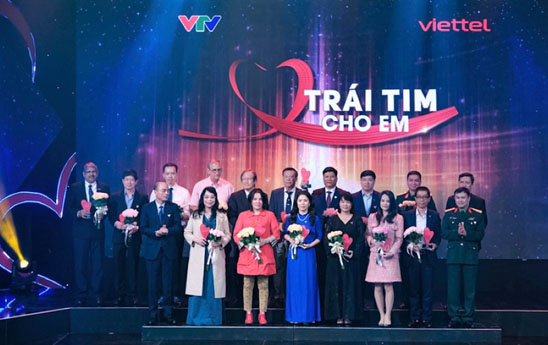 Vietcombank tiếp tục tài trợ 2 tỷ đồng cho chương trình "trái tim cho em"