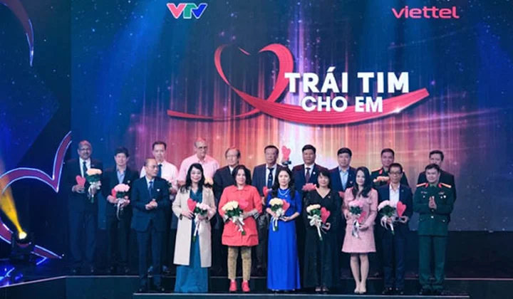 Vietcombank tiếp tục tài trợ 2 tỷ đồng cho chương trình "trái tim cho em"