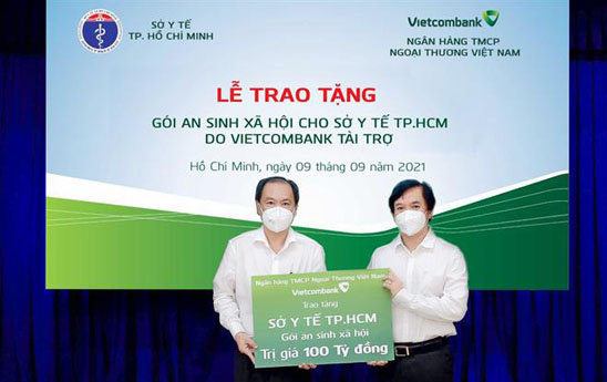 Vietcombank trao gói an sinh xã hội 100 tỷ đồng cho Sở Y tế TP. Hồ Chí Minh
