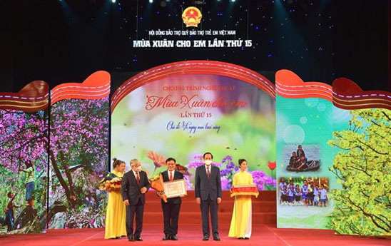 Vietcombank trao tặng 2 tỷ đồng ủng hộ trẻ em có hoàn cảnh khó khăn