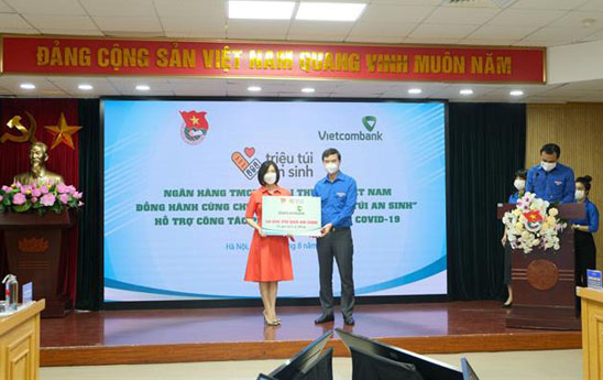 Vietcombank trao tặng 50.000 túi quà an sinh trị giá 12,5 tỷ đồng
