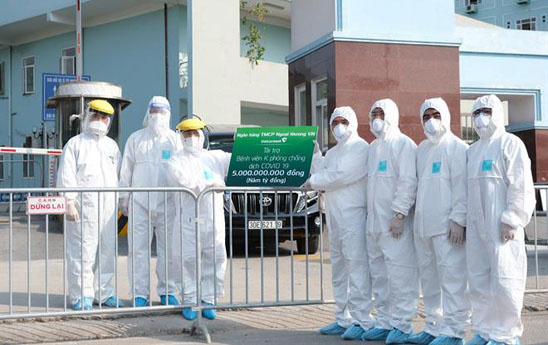 Vietcombank trao tặng 5 tỷ đồng và 10.000 suất ăn hỗ trợ Bệnh viên K Tân Triều phòng chống dịch Covid-19