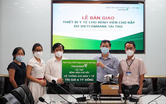 Vietcombank trao tặng các trang thiết bị y tế cho Bệnh viện Chợ Rẫy và Bệnh viện Quân y 175