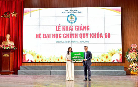 Vietcombank trao tặng học bổng cho sinh viên học viện tài chính