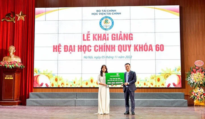 Vietcombank trao tặng học bổng cho sinh viên học viện tài chính