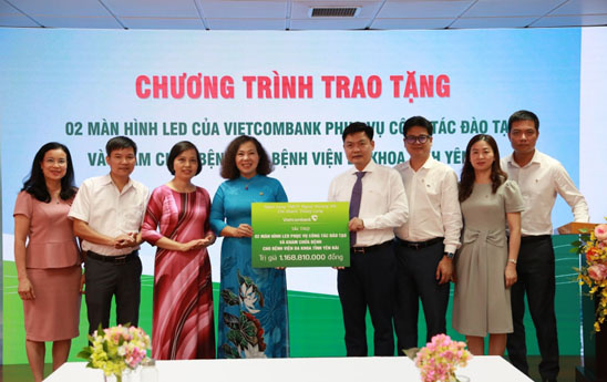Vietcombank trao tặng màn hình led cho bệnh viện đa khoa tỉnh Yên Bái