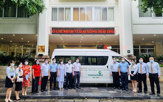 Vietcombank trao tặng quận Hoàn Kiếm xe ô tô cứu thương