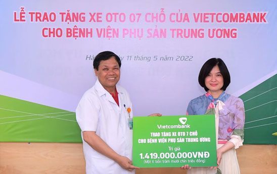 Vietcombank trao tặng xe ô tô cho Bệnh viện Phụ sản Trung ương