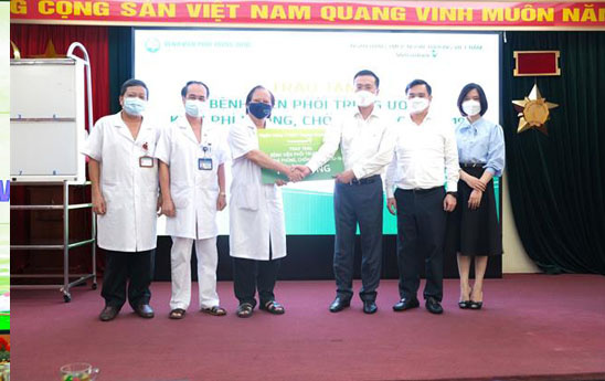 Vietcombank trao tặng xe ô tô cho bệnh viện Hữu Nghị phục vụ công tác khám chữa bệnh, phòng chống dịch Covid-19