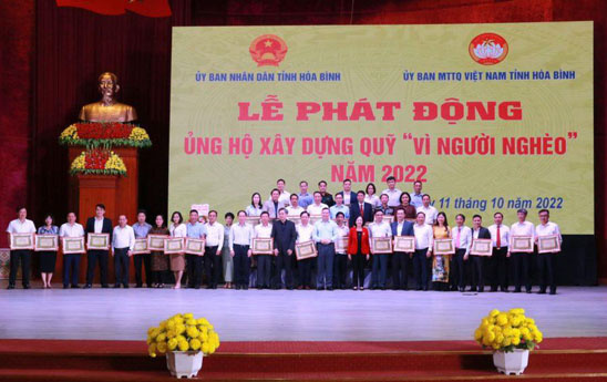 Vietcombank ủng hộ 2 tỷ đồng cho quỹ “vì người nghèo” tỉnh Hòa Bình năm 2022