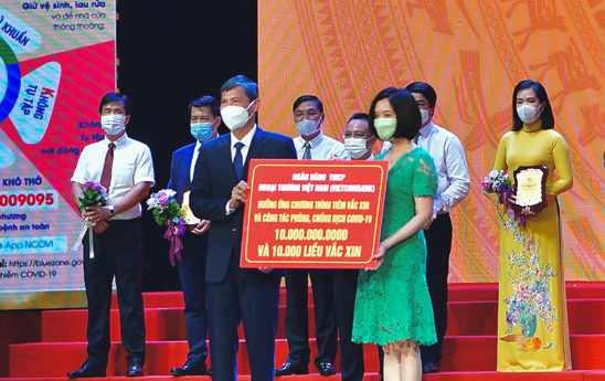 Vietcombank ủng hộ Hà Nội 10 tỷ đồng và 10.000 liều Vắcxin phòng Covid-19