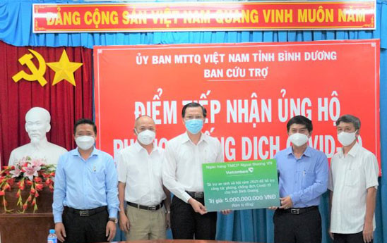 Vietcombank ủng hộ cho công tác phòng, chống dịch COVID-19 của tỉnh Bình Dương 5 tỷ đồng