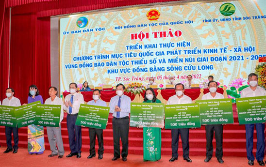 Vietcombank ủng hộ 4,5 tỷ đồng hỗ trợ Hộ gia đình dân tộc thiểu số nghèo tại đồng bằng sông Cửu Long