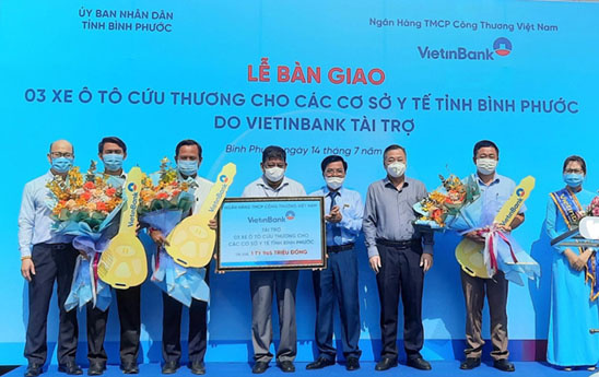 VietinBank Bình Phước bàn giao 3 xe cứu thương cho ngành Y tế tỉnh