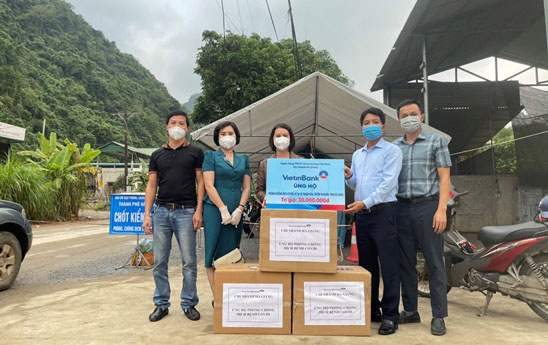 VietinBank Hà Giang trao quà ủng hộ công tác phòng, chống dịch COVID-19