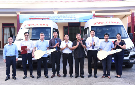 VietinBank bàn giao 2 xe cứu thương cho Trung tâm Y tế huyện Tuần Giáo và huyện Mường Ảng
