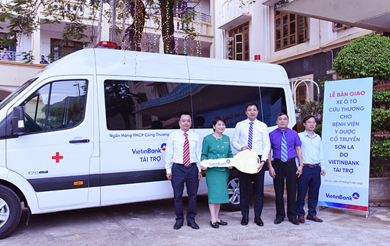 VietinBank bàn giao xe ô tô cứu thương cho Bệnh viện Y dược cổ truyền Sơn La