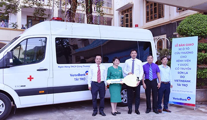 VietinBank bàn giao xe ô tô cứu thương cho Bệnh viện Y dược cổ truyền Sơn La