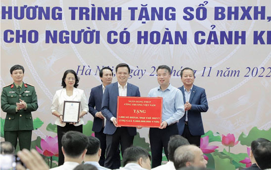 VietinBank tài trợ 5 tỷ đồng tặng sổ BHXH và thẻ BHYT cho người có hoàn cảnh khó khăn