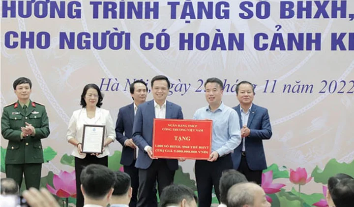VietinBank tài trợ 5 tỷ đồng tặng sổ BHXH và thẻ BHYT cho người có hoàn cảnh khó khăn