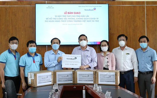 VietinBank trao tặng 10 máy trợ thở cho tỉnh Đắk Lắk