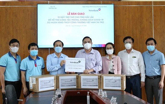 VietinBank trao tặng 10 máy trợ thở cho tỉnh Đắk Lắk