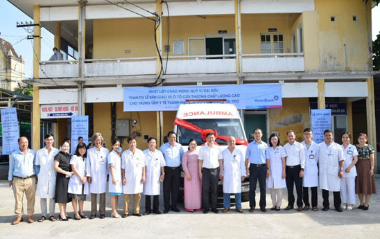 VietinBank trao tặng xe ô tô cứu thương cho tỉnh Thừa Thiên Huế