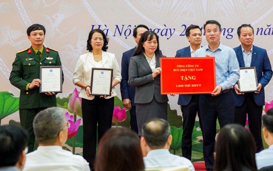 Vietnam Post tặng 1.000 thẻ BHYT cho người có hoàn cảnh khó khăn