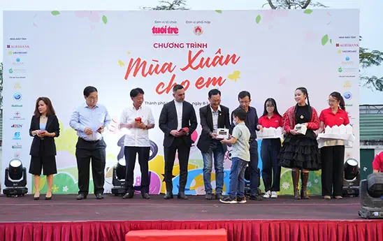 Agribank đồng hành cùng báo Tuổi Trẻ mang Tết đến cho trẻ em mồ côi do dịch Covid-19