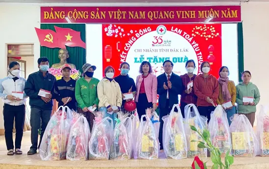 Agribank tỉnh Đắk Lắk tổ chức trao quà Tết tại xã Eakao