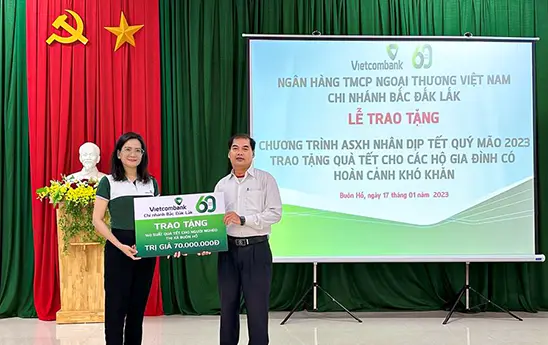Vietcombank Bắc Đắk Lắk tặng 140 suất quà Tết cho người nghèo